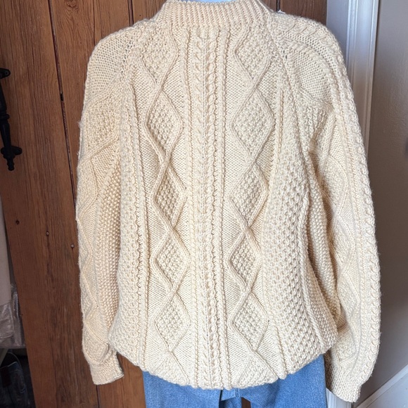 Elegant 100% Wool Cream Cable Knit Sweater - Picture 7 of 8